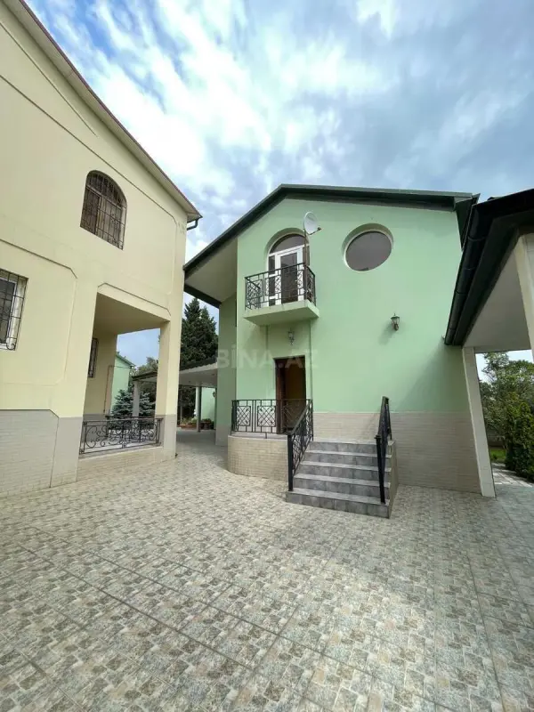 Satılır 9 otaqlı həyət evi 390 m²
