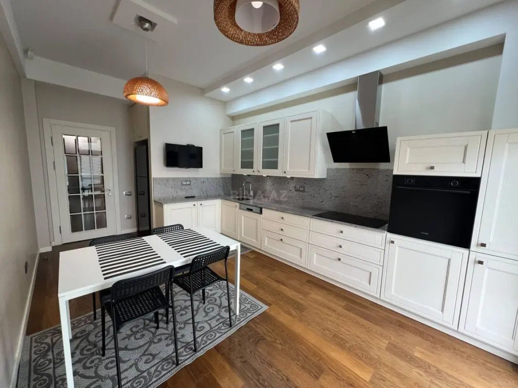 Kirayə verilir 4 otaqlı mənzil 160 m²