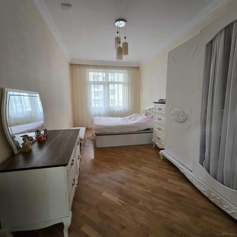 Satılır 4 otaqlı mənzil 120 m²