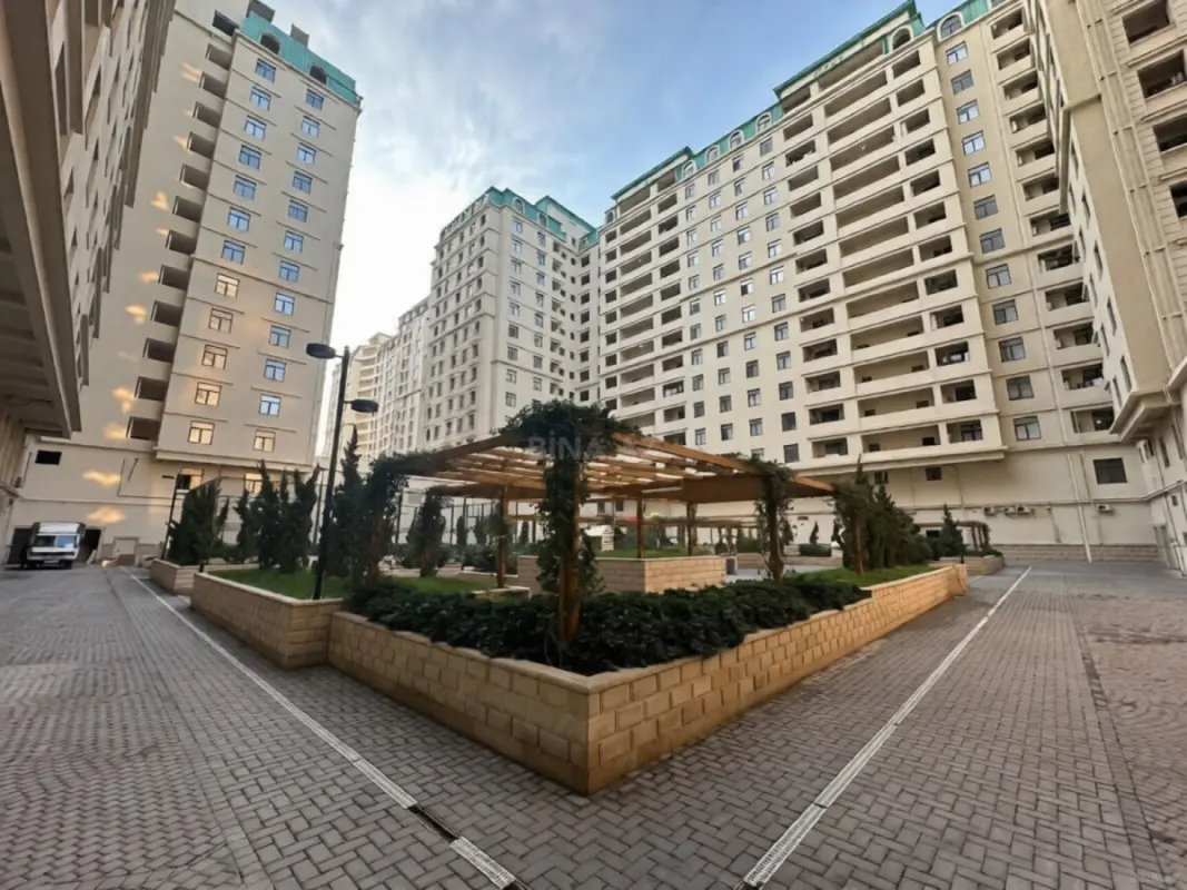 Satılır 4 otaqlı mənzil 215 m²