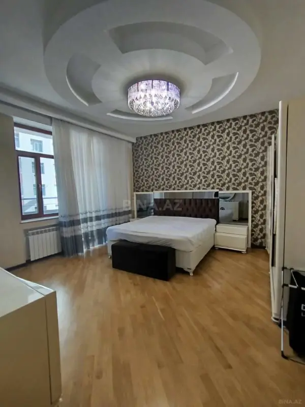 Satılır 4 otaqlı mənzil 210 m²