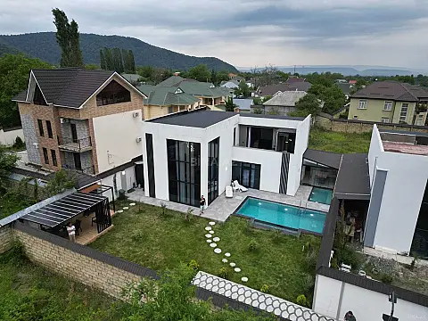 Kirayə verilir 4 otaqlı həyət evi 220 m² — Qəbələ 4 otaq 220.00 m²