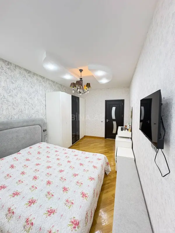 Satılır 4 otaqlı mənzil 140 m²