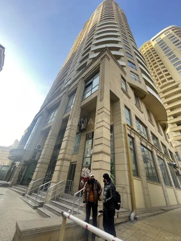 Satılır 3 otaqlı mənzil 175 m²