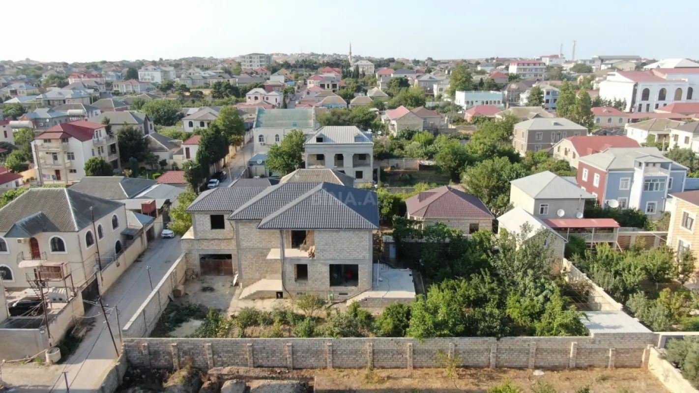 Satılır 14 otaqlı həyət evi 400 m²