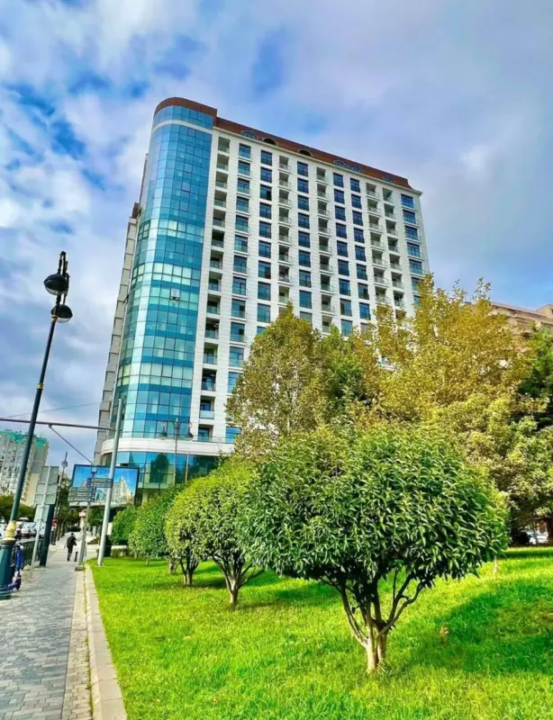 Satılır 4 otaqlı mənzil 172 m²