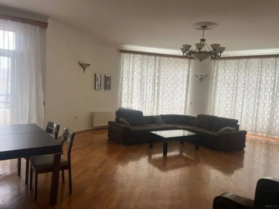 Satılır 4 otaqlı mənzil 210 m²