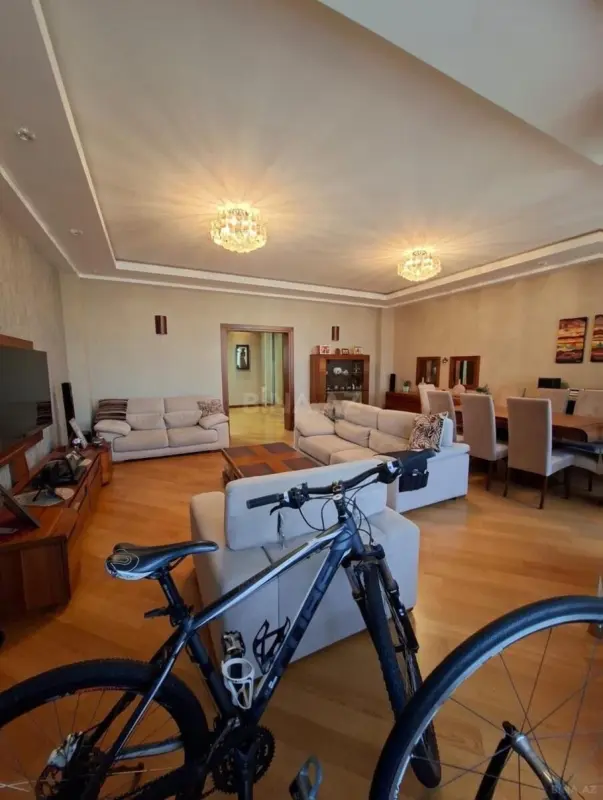 Satılır 4 otaqlı mənzil 164 m²