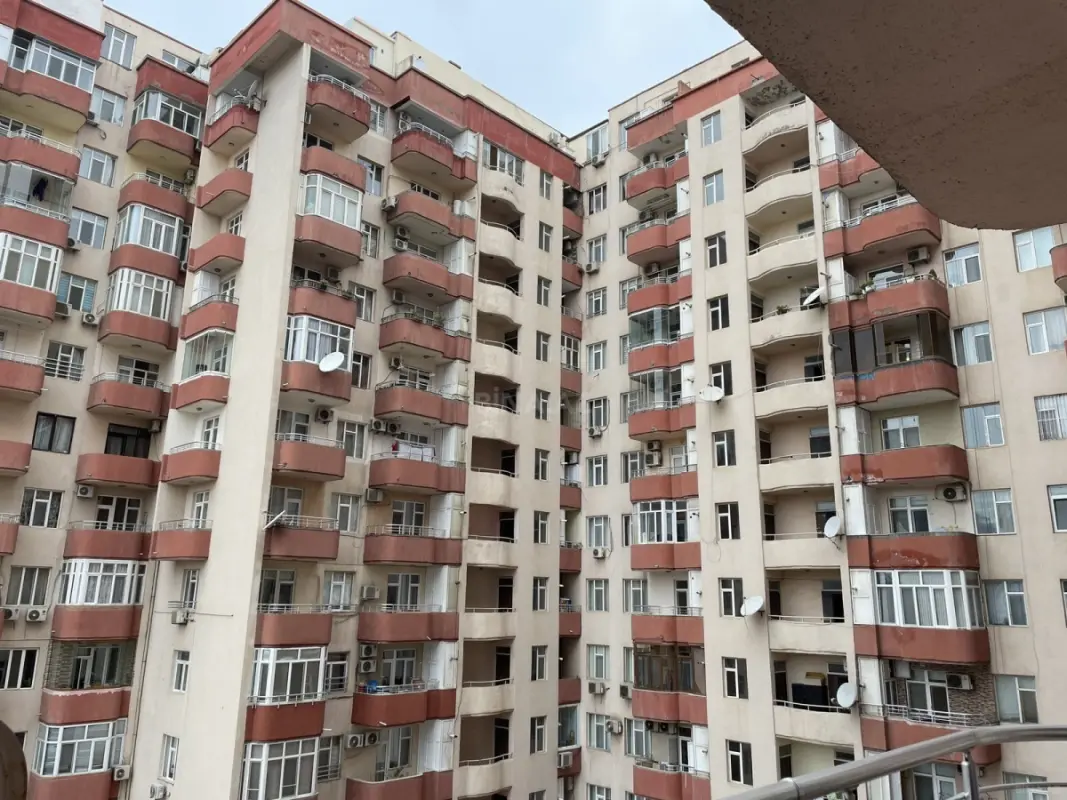 Satılır 3 otaqlı mənzil 135 m²