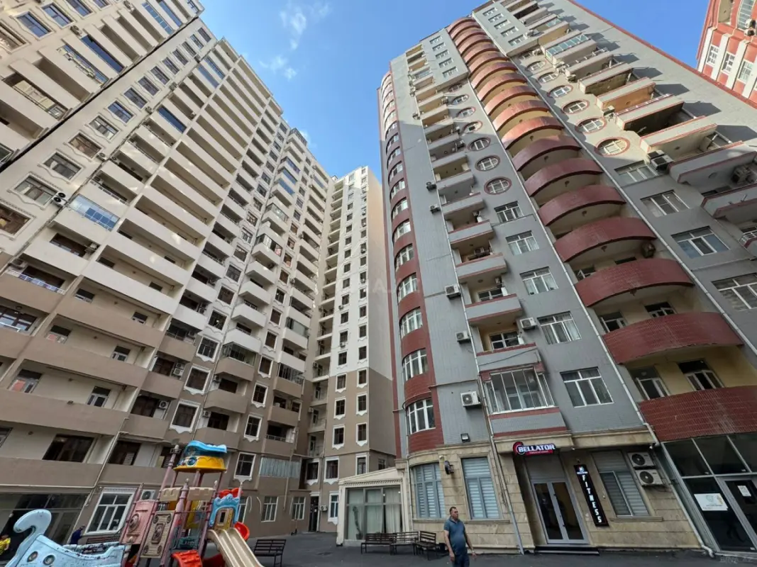 Satılır 4 otaqlı mənzil 200 m²
