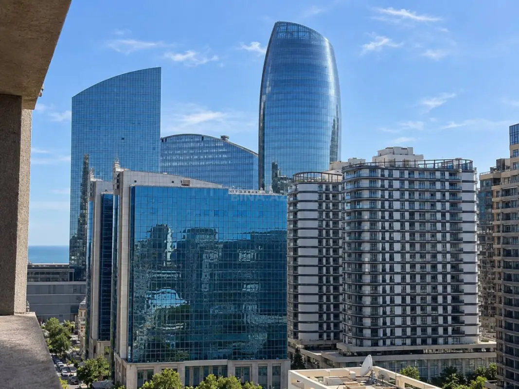 Satılır 4 otaqlı mənzil 190 m²