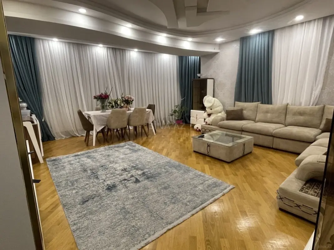 Satılır 3 otaqlı mənzil 135 m²