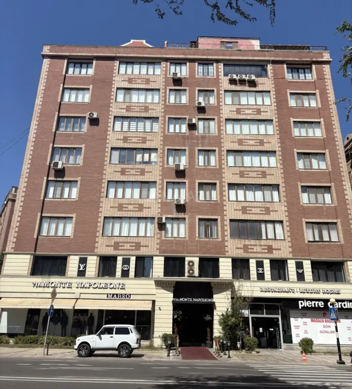 Satılır 4 otaqlı mənzil 225.7 m²
