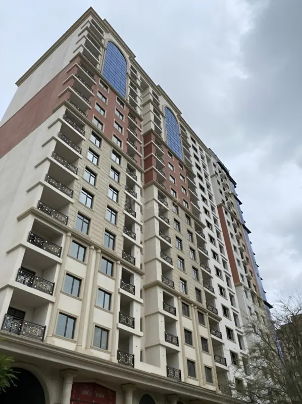 Satılır 4 otaqlı mənzil 163 m²