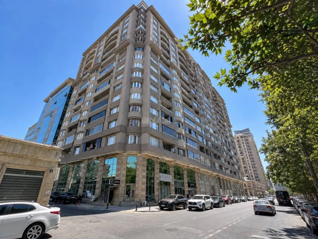Satılır 4 otaqlı mənzil 190 m²