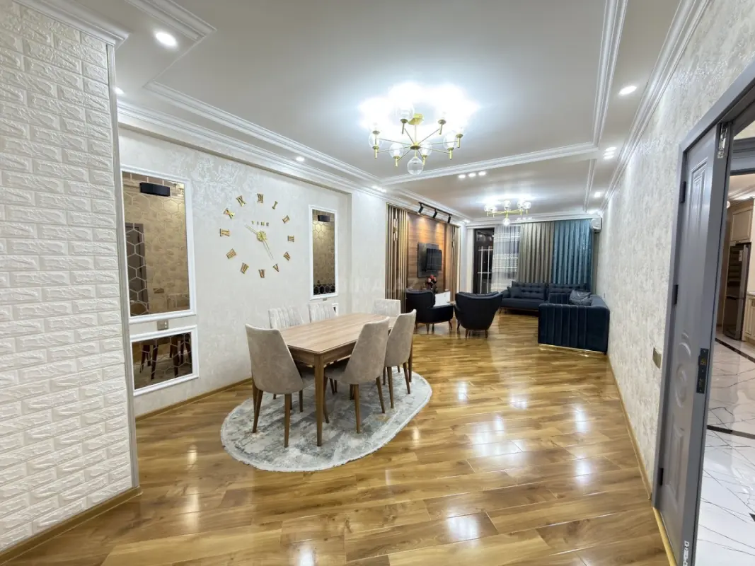 Kirayə verilir 2 otaqlı mənzil 109 m²