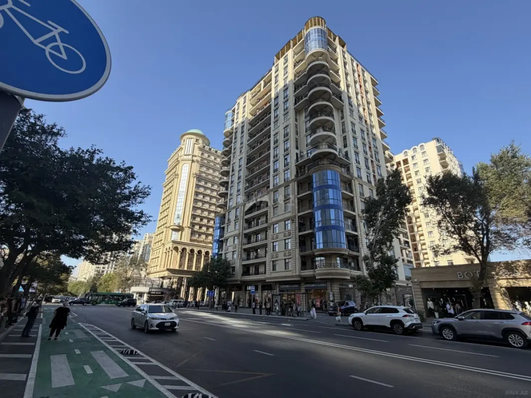 Satılır 4 otaqlı mənzil 322 m²