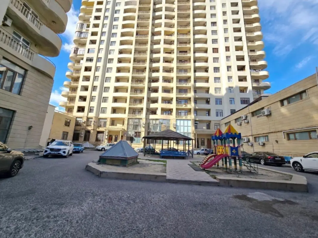 Satılır 4 otaqlı mənzil 220 m²