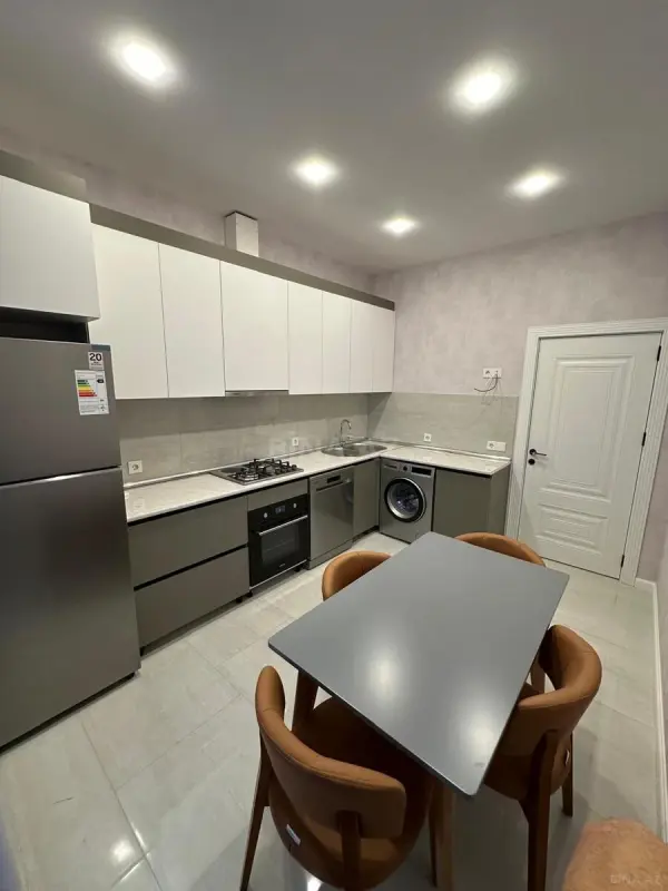 Kirayə verilir 2 otaqlı mənzil 93 m²