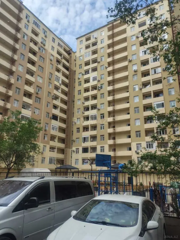 Satılır 4 otaqlı mənzil 130 m²