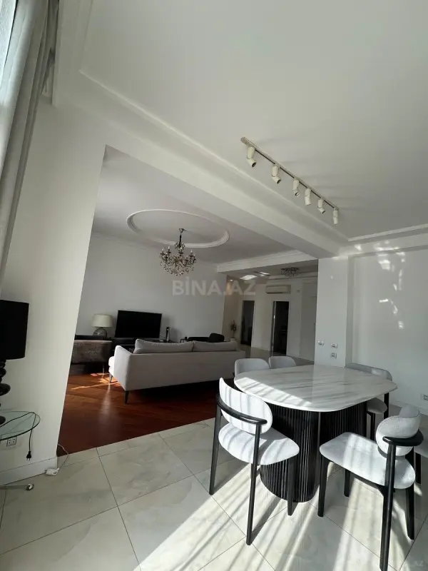 Satılır 4 otaqlı mənzil 141 m²