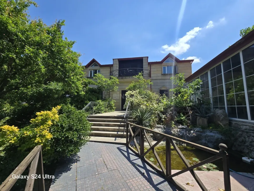 Satılır 8 otaqlı həyət evi 400 m²