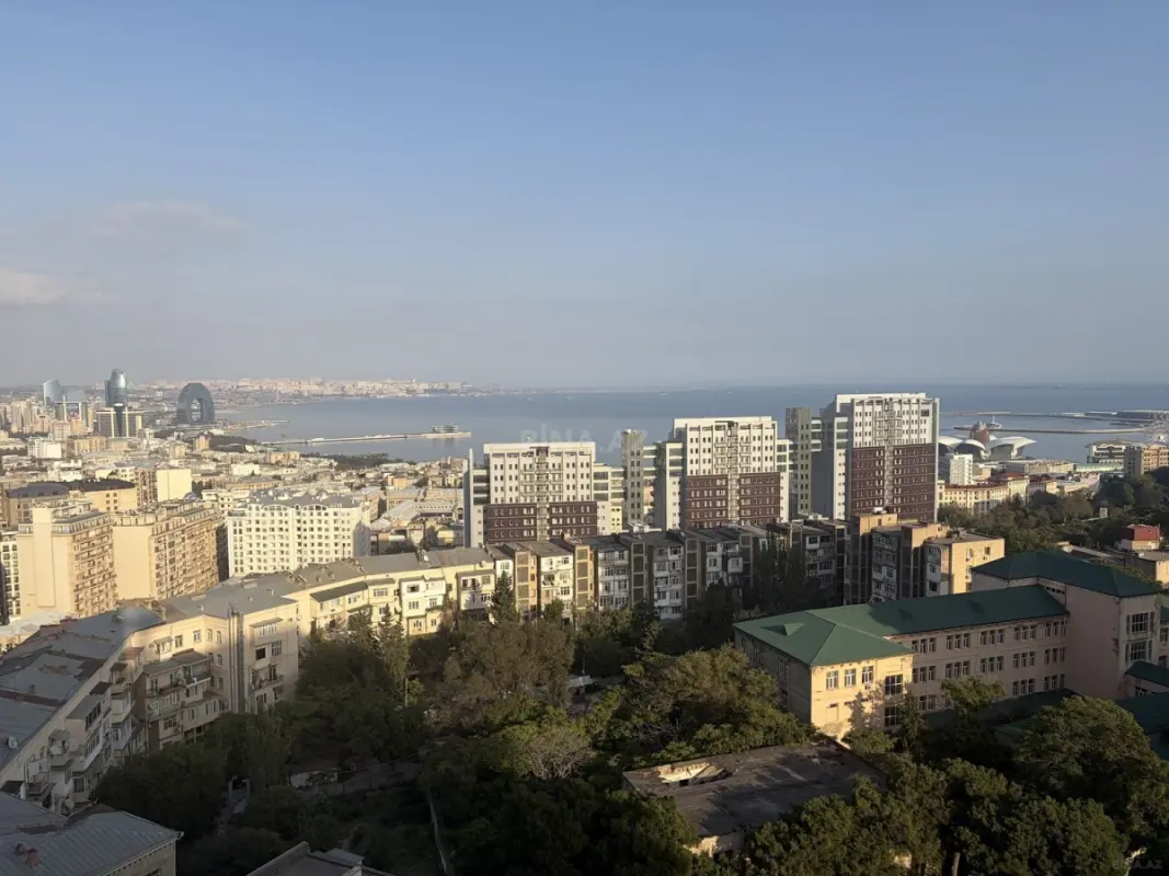 Satılır 5 otaqlı mənzil 300 m²