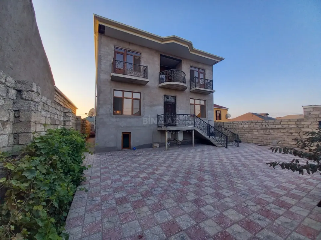 Satılır 7 otaqlı həyət evi 270 m²
