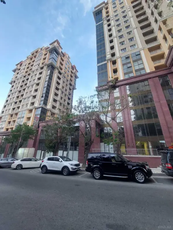 Satılır 3 otaqlı mənzil 121 m²