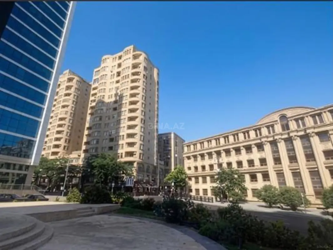 Satılır 4 otaqlı mənzil 180 m²
