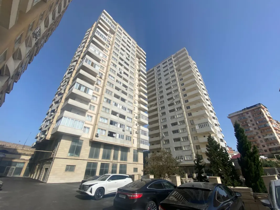 Satılır 3 otaqlı mənzil 131 m²