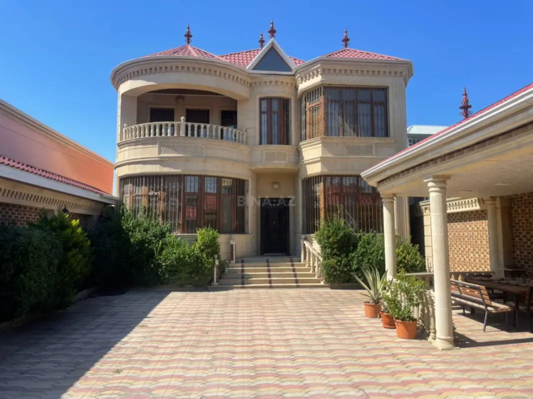 Satılır 8 otaqlı həyət evi 270 m²