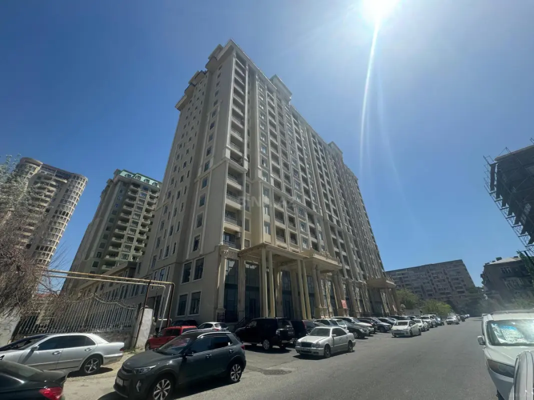 Satılır 4 otaqlı mənzil 171 m²