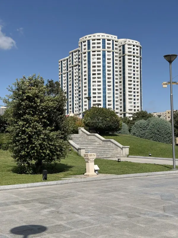 Satılır 3 otaqlı mənzil 122 m²