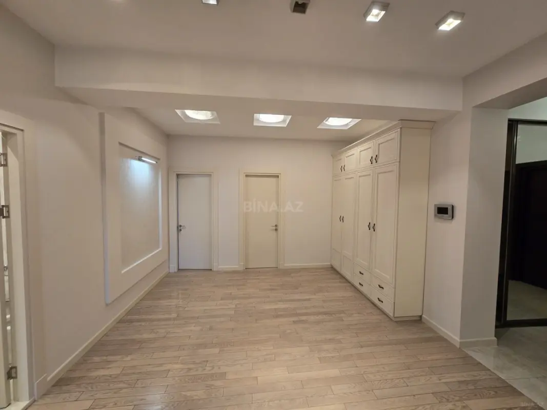 Satılır 4 otaqlı mənzil 186 m²