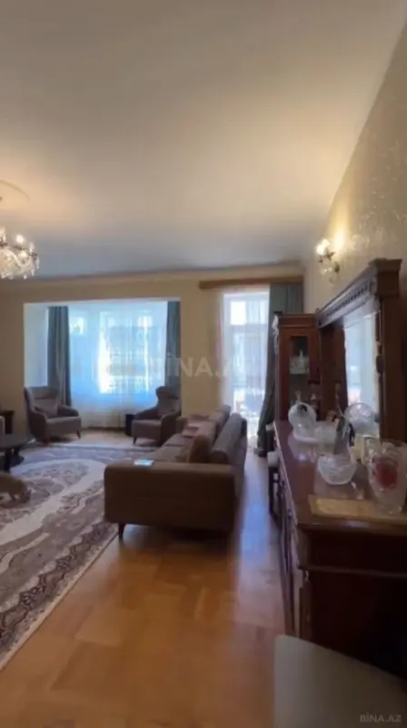 Satılır 4 otaqlı mənzil 143 m²