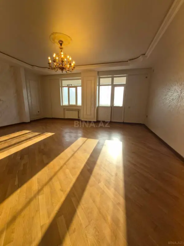Satılır 3 otaqlı mənzil 142 m²
