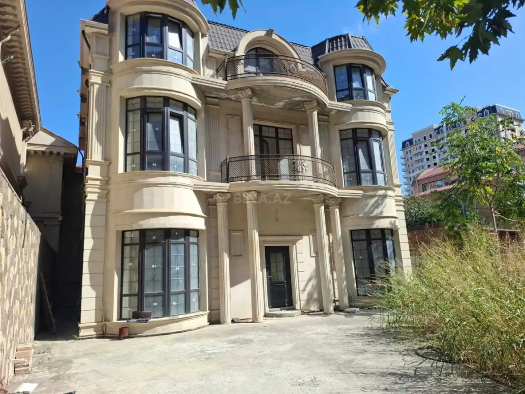 Satılır 8 otaqlı həyət evi 800 m²
