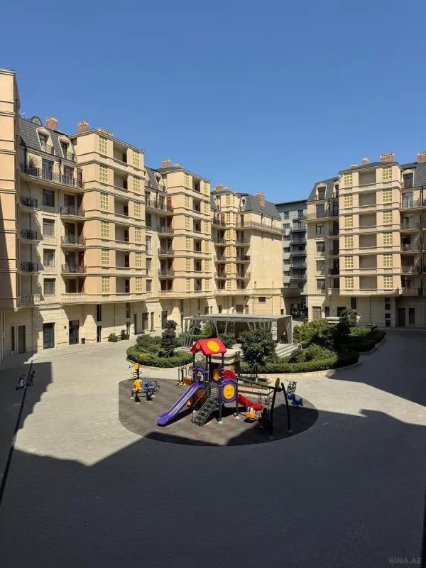 Satılır 4 otaqlı mənzil 180 m²