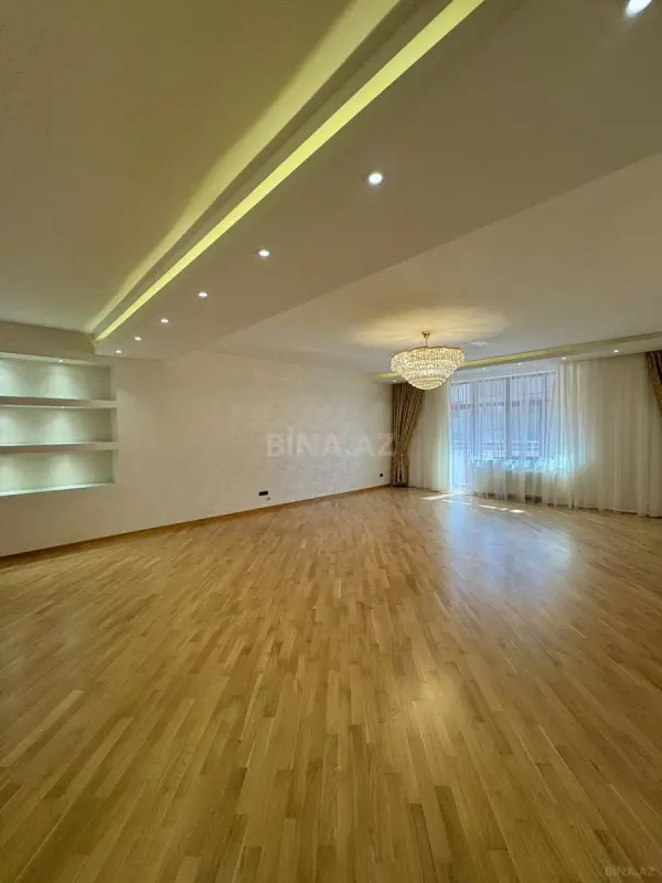 Satılır 4 otaqlı mənzil 245 m²
