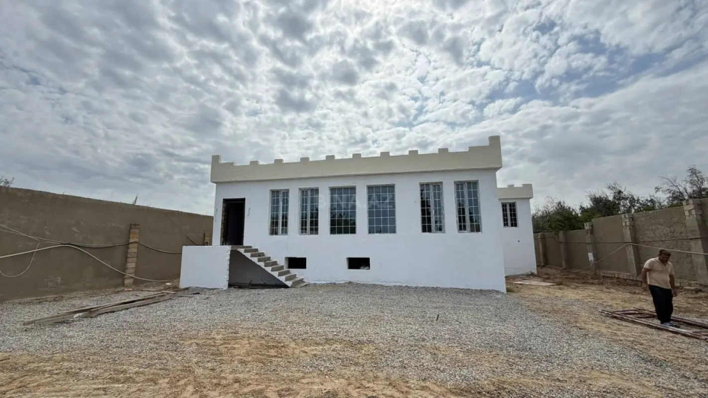 Satılır 8 otaqlı həyət evi 240 m²