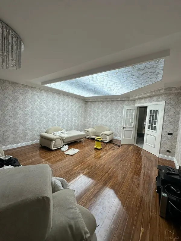 Satılır 4 otaqlı mənzil 180 m²