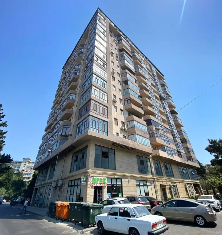 Satılır 4 otaqlı mənzil 158 m²