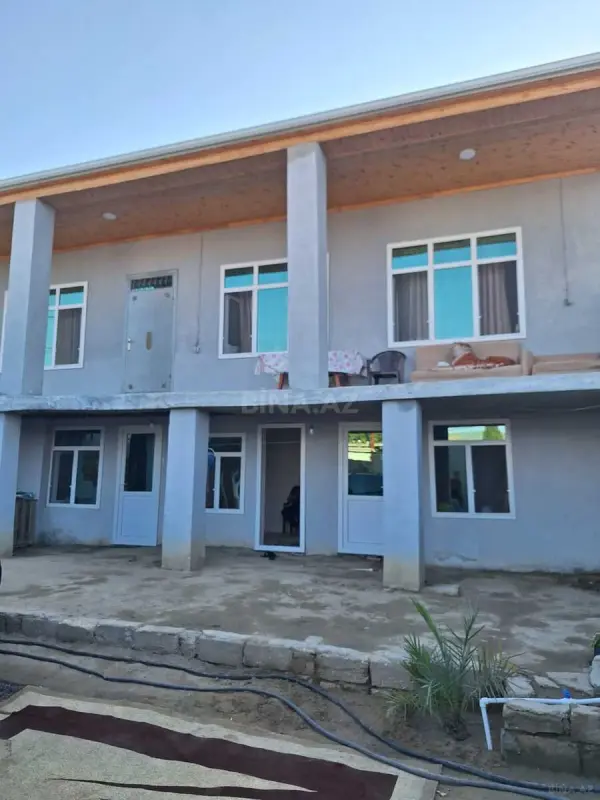Satılır 8 otaqlı həyət evi 200 m²