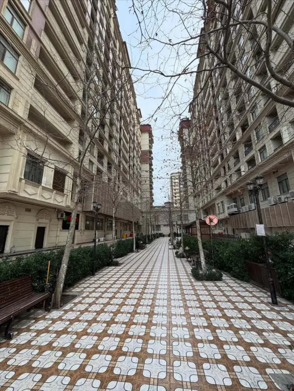 Satılır 4 otaqlı mənzil 178 m²