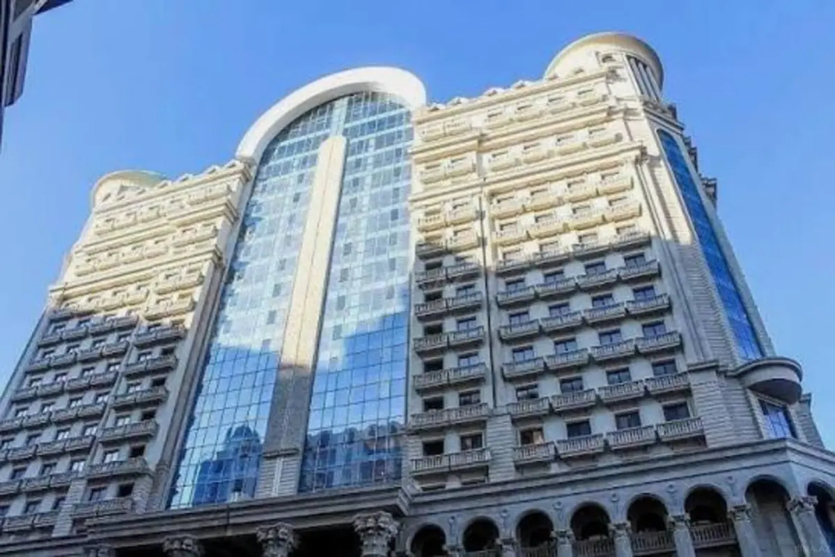 Satılır 4 otaqlı mənzil 216 m²