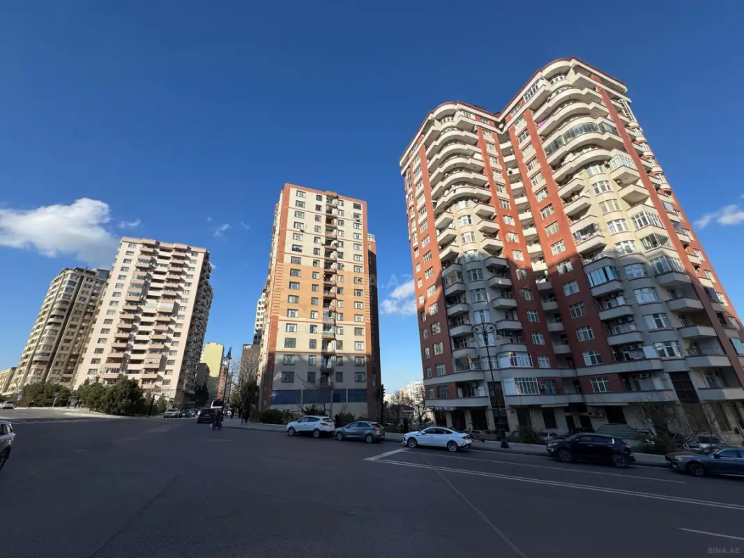 Satılır 4 otaqlı mənzil 190 m²