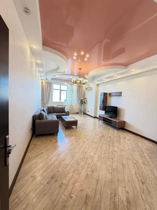 Kirayə verilir 7 otaqlı mənzil 260 m²