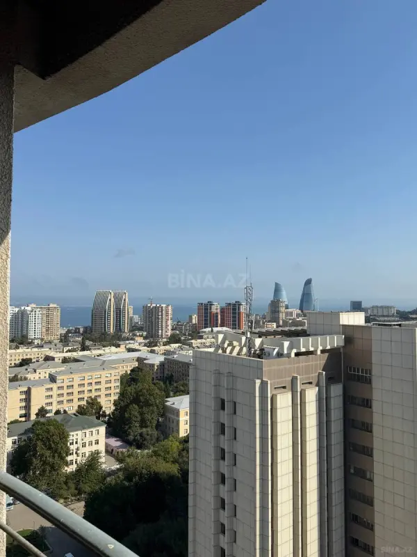 Satılır 8 otaqlı mənzil 800 m²