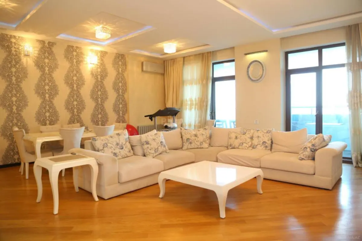 Kirayə verilir 4 otaqlı mənzil 270 m²